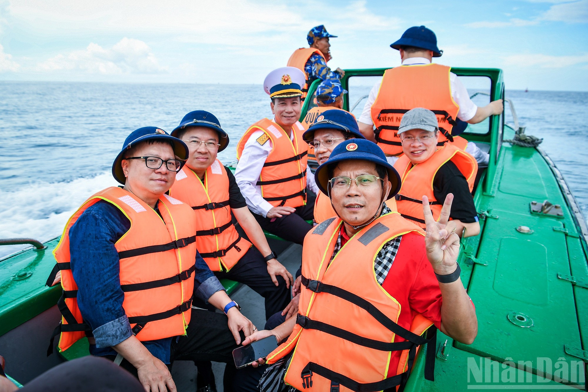 El periodista Le Quoc Minh acompaña a los jefes y representantes de las agencias de prensa en la lancha que entra a la isla. El periodista Le Quoc Minh acompaña a los jefes y representantes de las agencias de prensa en la lancha que entra a la isla.