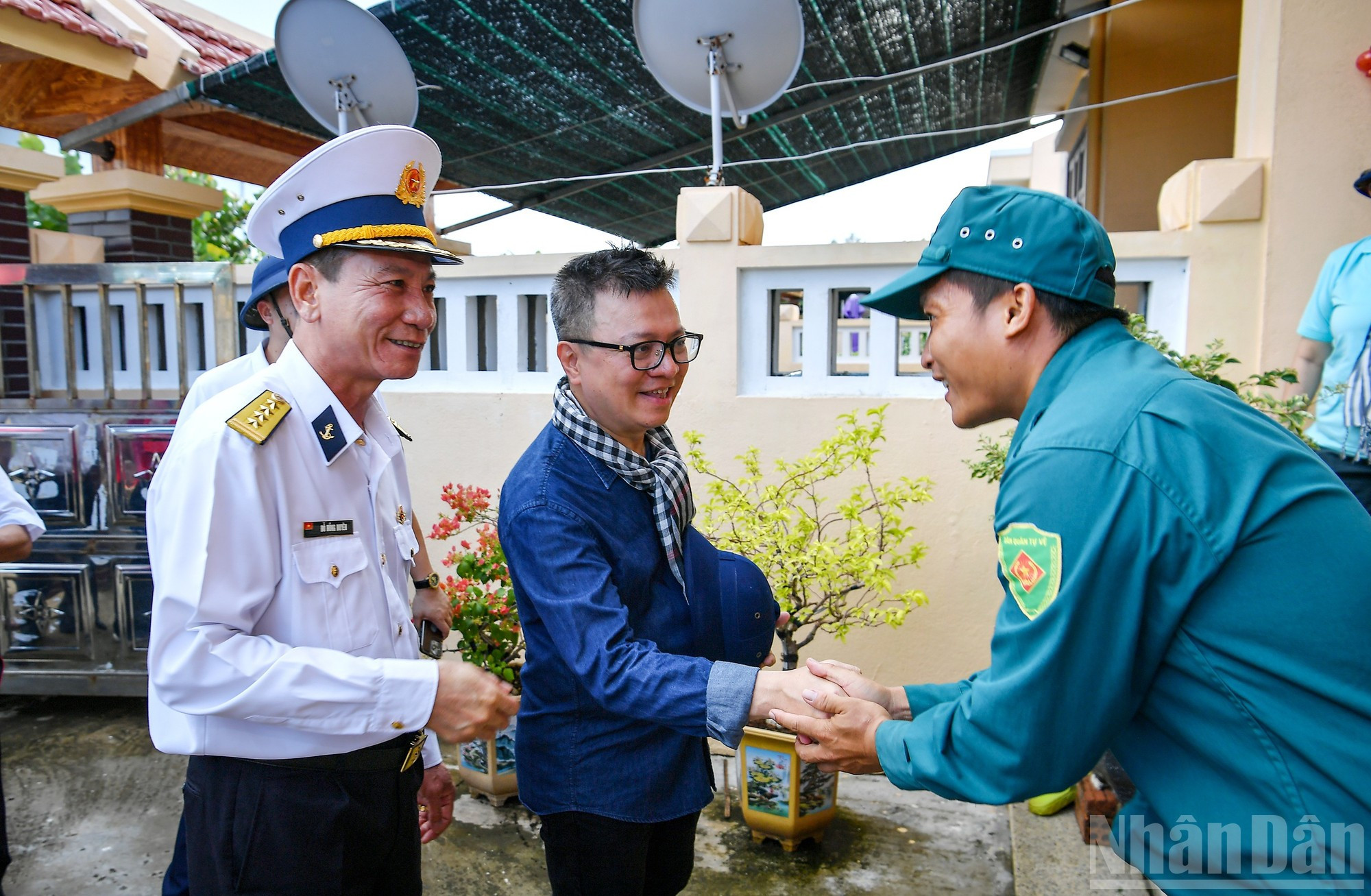 El jefe del grupo visita a una familia en la isla de Da Tay A. El jefe del grupo visita a una familia en la isla de Da Tay A.
