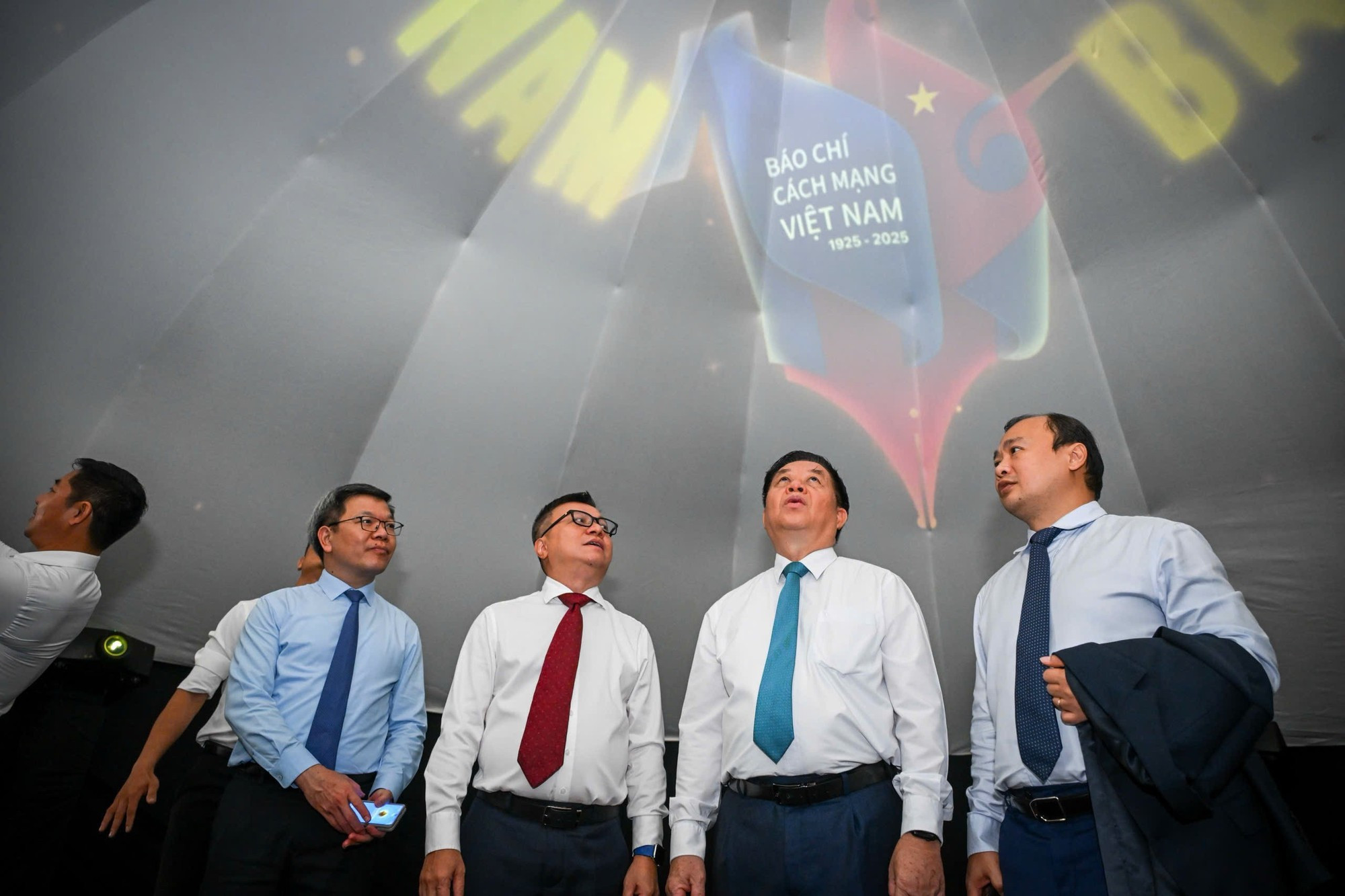 Delegados experimentan la aplicación de tecnología avanzada en el Festival.