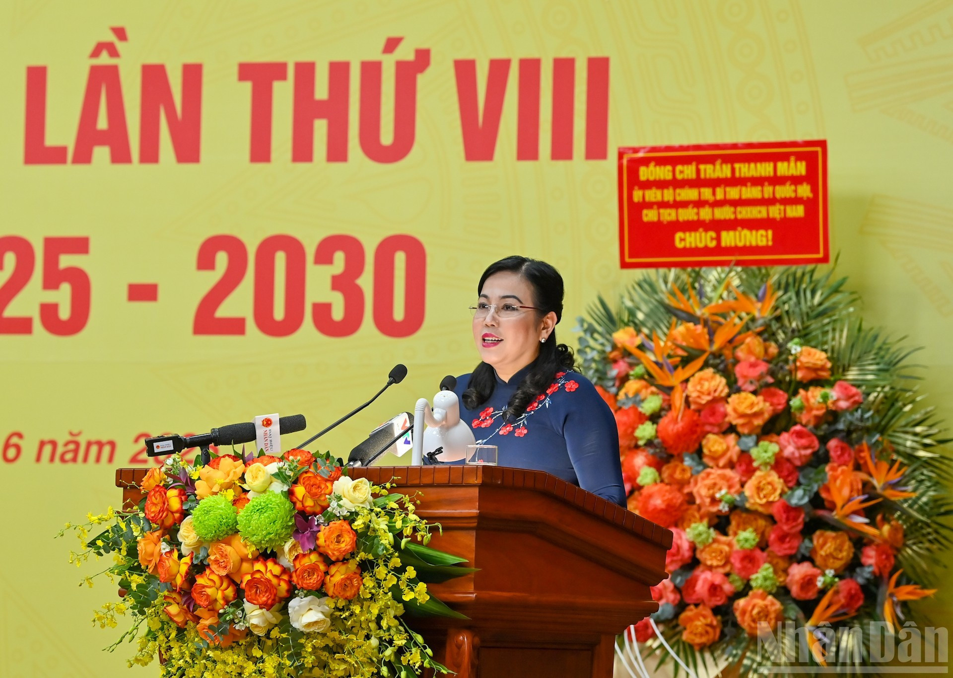 La jefa de la Comisión de Trabajo de Diputados de la Asamblea Nacional,, Nguyen Thanh Hai, anuncia la Decisión del Comité del Partido de la Asamblea Nacional.