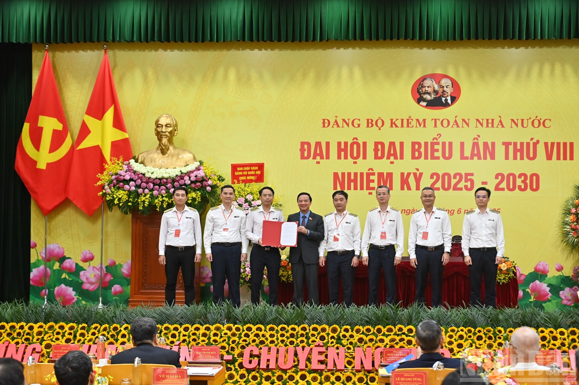 El vicepresidente de la Asamblea Nacional Nguyen Khac Dinh entrega la Decisión al Comité partidista de Auditoría del Estado para el período 2025-2030.