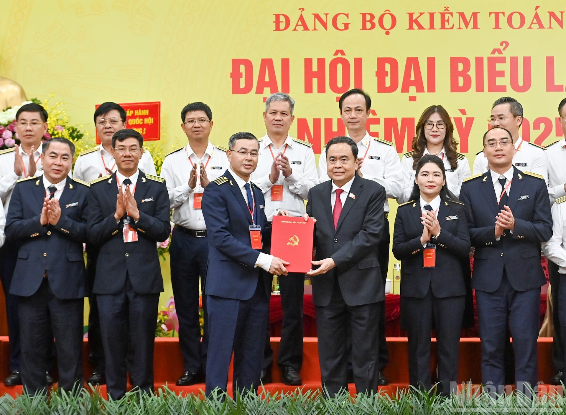 El presidente de la ANV, Tran Thanh Man, felicita al Comité Ejecutivo del Partido de la Auditoría Estatal para el período 2025-2030.