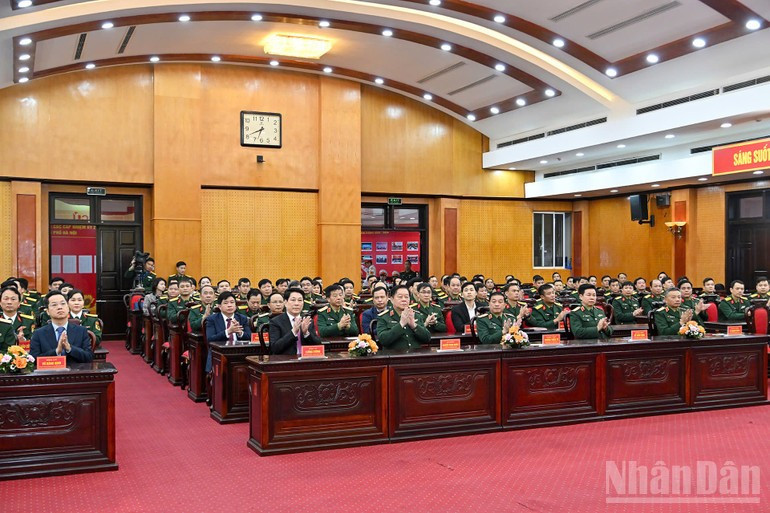 El presidente del país, Luong Cuong y el jefe de la Dirección General de Política del Ejército Popular de Vietnam, Nguyen Trong Nghia, emiten sus votos en la mesa electoral número 26, del barrio de Hoan Kiem, en la ciudad de Hanói.
