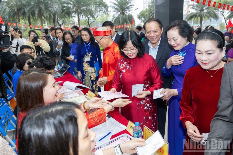 La presidenta del Frente de la Patria de Vietnam, Bui Thi Minh Hoai, la viceprimera ministra Pham Thi Thanh Tra reciben sus papeletas en el punto electoral no 7, en la comuna de Xuan Dinh, en Hanói.