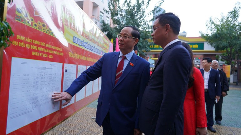 El vicepresidente de la Asamblea Nacional, Tran Quang Phuong, y el secretario del Comité del Partido de la ciudad de Da Nang, Le Ngoc Quang, inspeccionan la publicación del censo electoral en el centro de votación número 15, perteneciente al Comité Electoral número 4, en el distrito de Hai Chau, Da Nang.