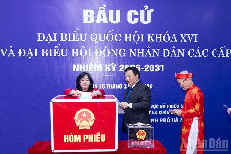 La presidenta del Frente de la Patria de Vietnam, Bui Thi Minh Hoai, emite su voto.