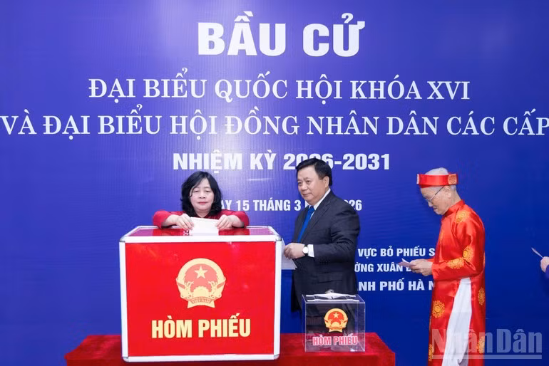 La presidenta del Frente de la Patria de Vietnam, Bui Thi Minh Hoai, emite su voto.