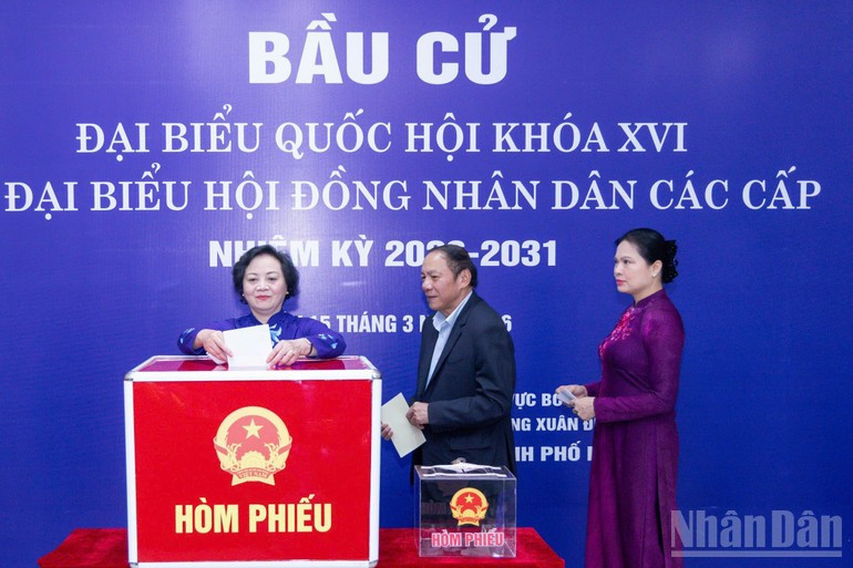 La viceprimera ministra Pham Thi Thanh Tra emite su voto.