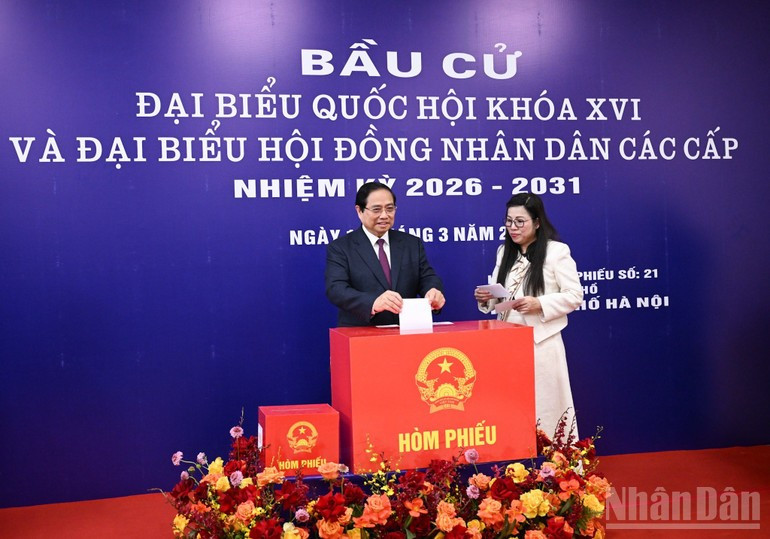 El primer ministro Pham Minh Chinh y su esposa emiten sus votos en la mesa electoral no21, perteneciente a la Unidad Electoral Número 7 en el barrio Tay Ho, en Hanói.