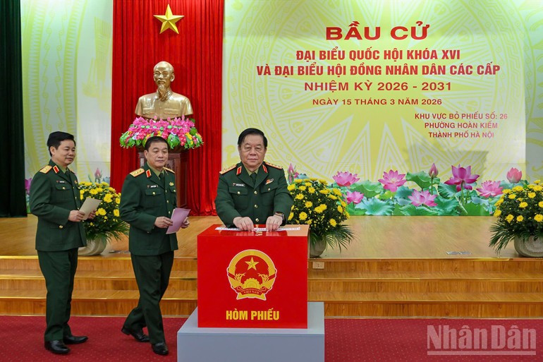 El jefe de la Dirección General de Política del Ejército Popular de Vietnam, Nguyen Trong Nghia, emite su voto.