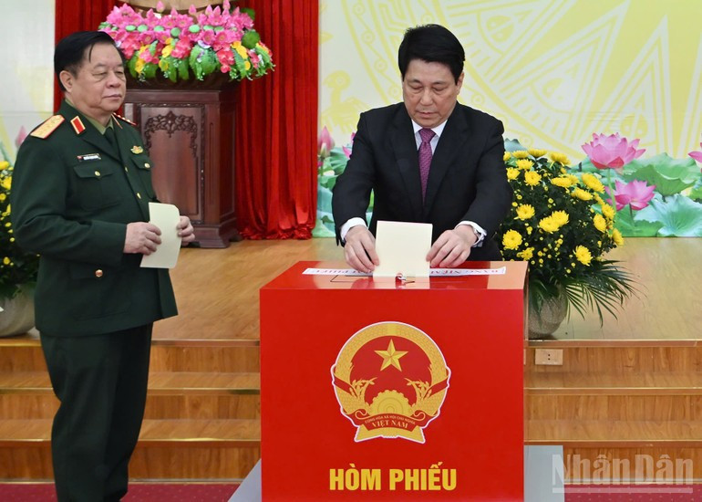 El presidente del país, Luong Cuong, deposita su papeleta en la urna.