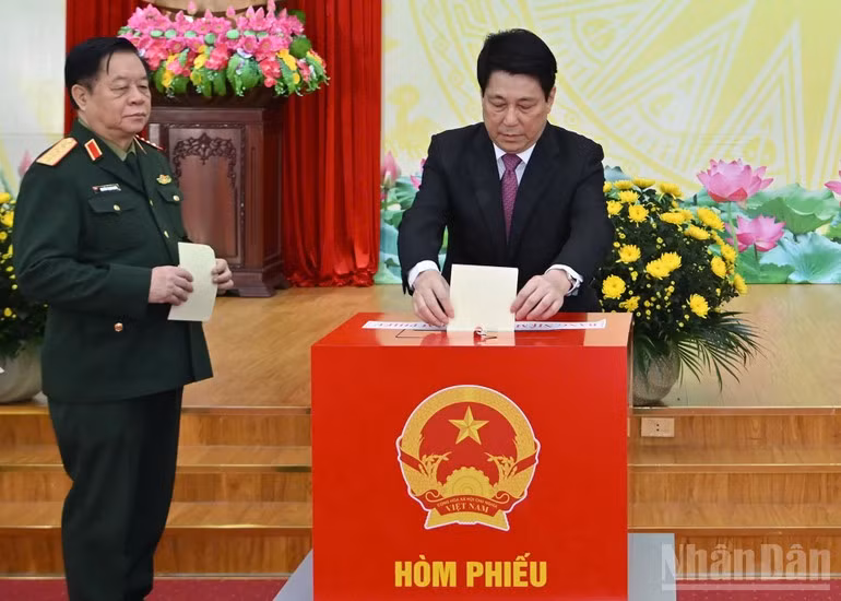 El presidente del país, Luong Cuong, deposita su papeleta en la urna.