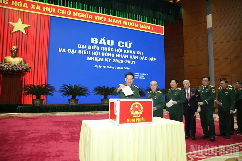 El general Phan Van Giang, ministro de Defensa, emite su voto en el colegio electoral 14, en el barrio de Ba Dinh en Hanói.