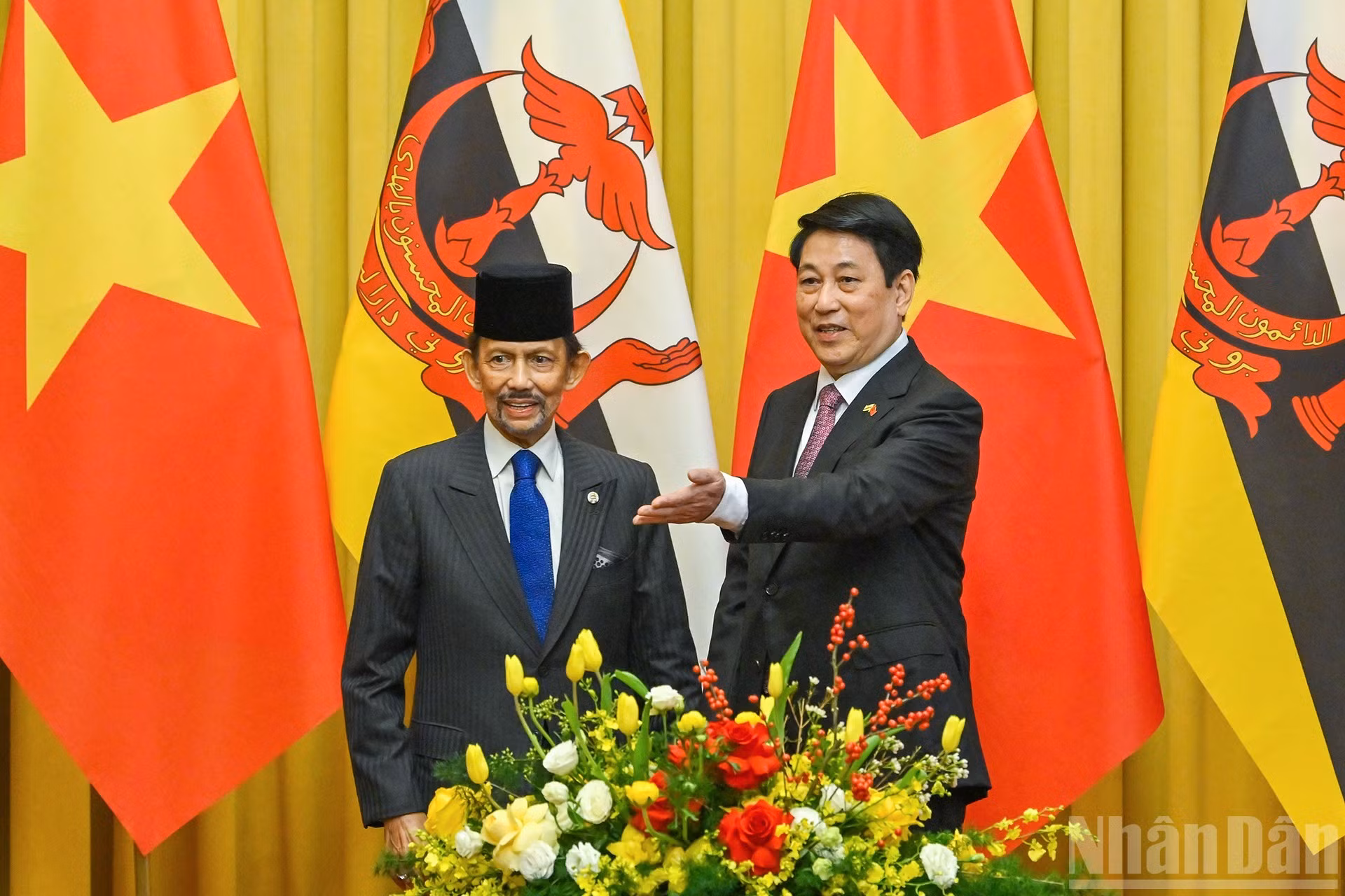 El presidente de Vietnam, Luong Cuong, presidió hoy la ceremonia de bienvenida al sultán de Brunéi Darussalam, Haji Hassanal.