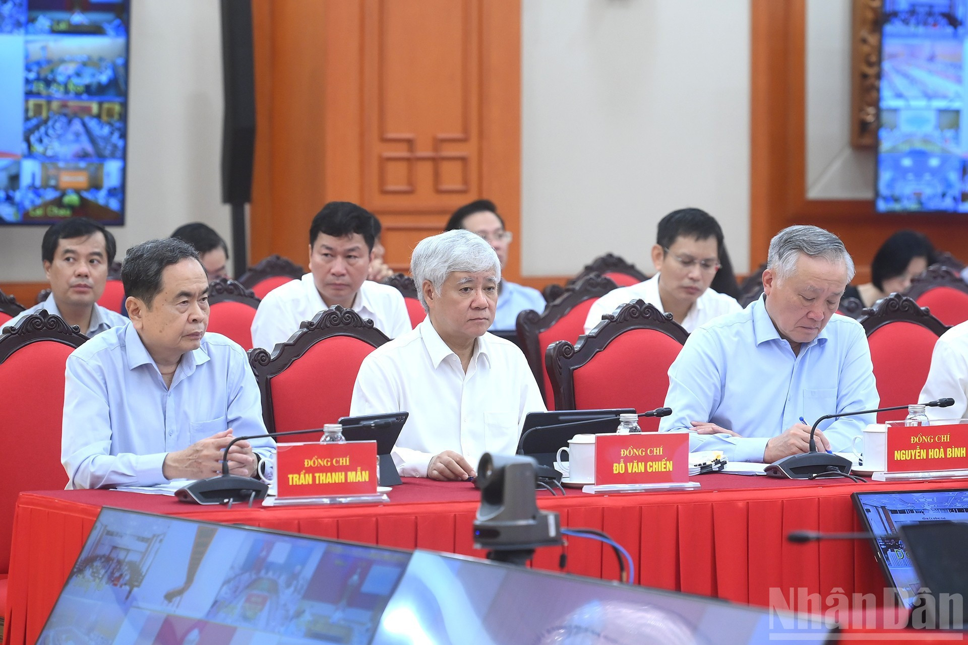 Dirigentes del Partido y del Estado acuden a la reunión.