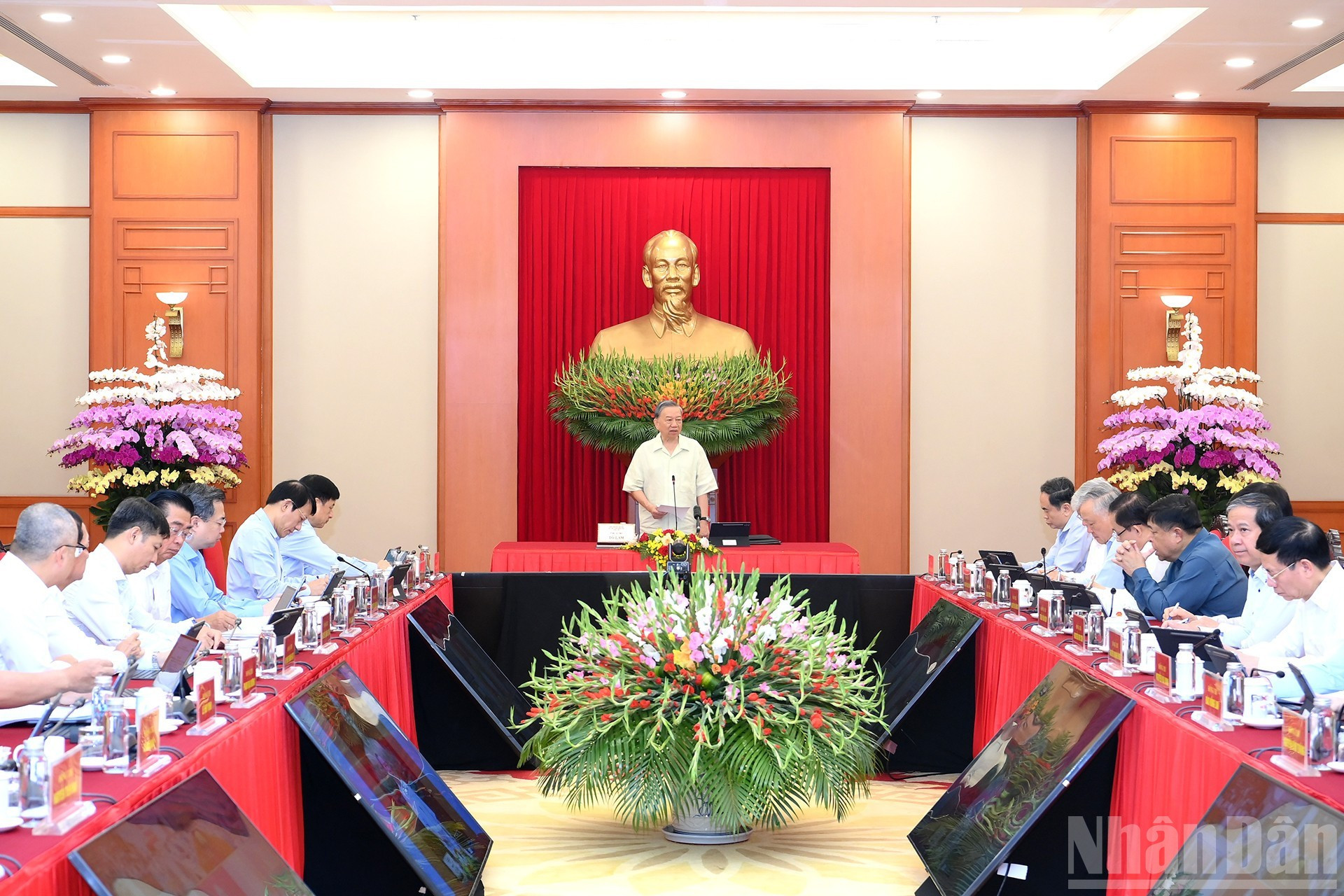 El secretario general To Lam toma la palabra en la cita.