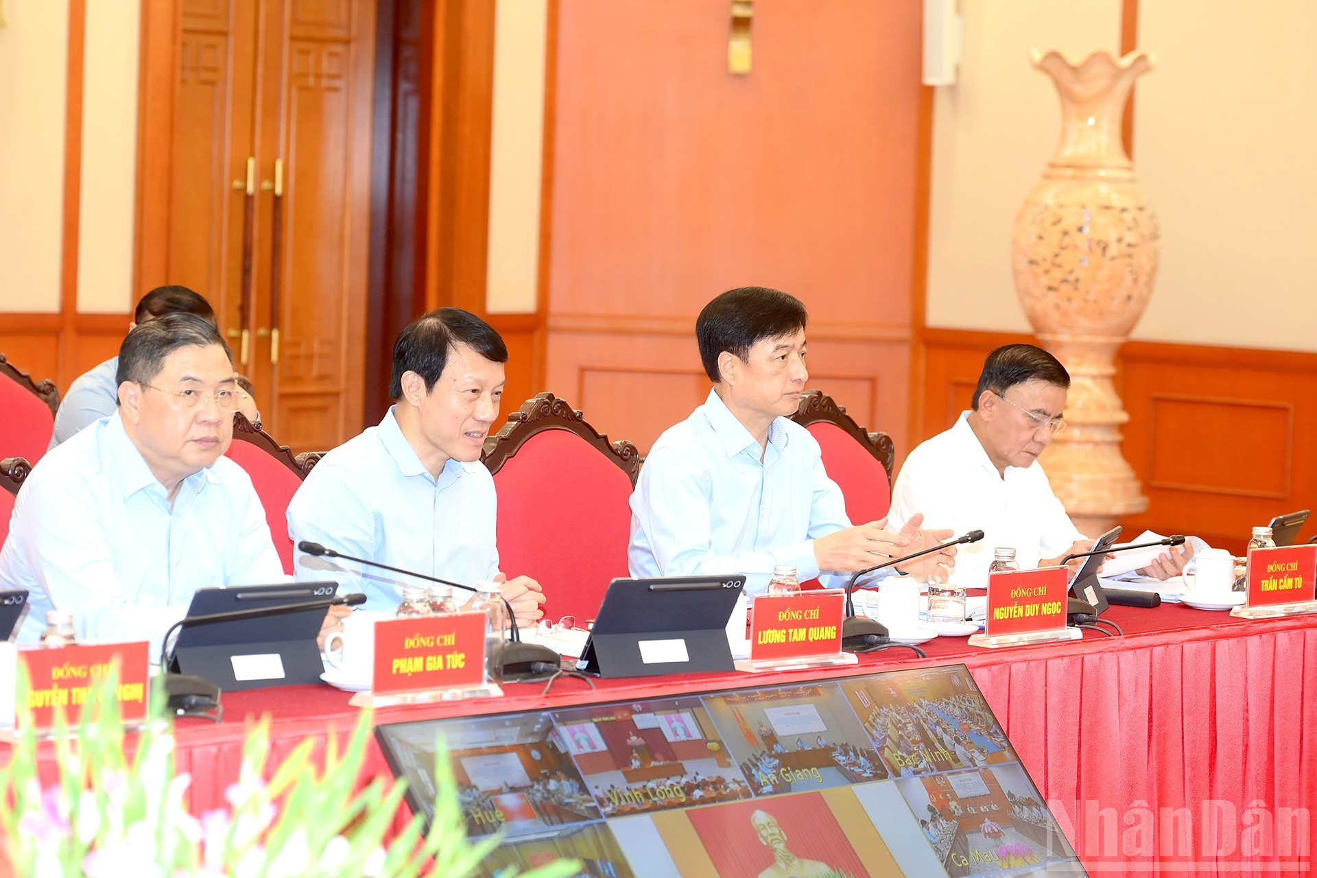 Dirigentes del Partido y del Estado acuden a la reunión.