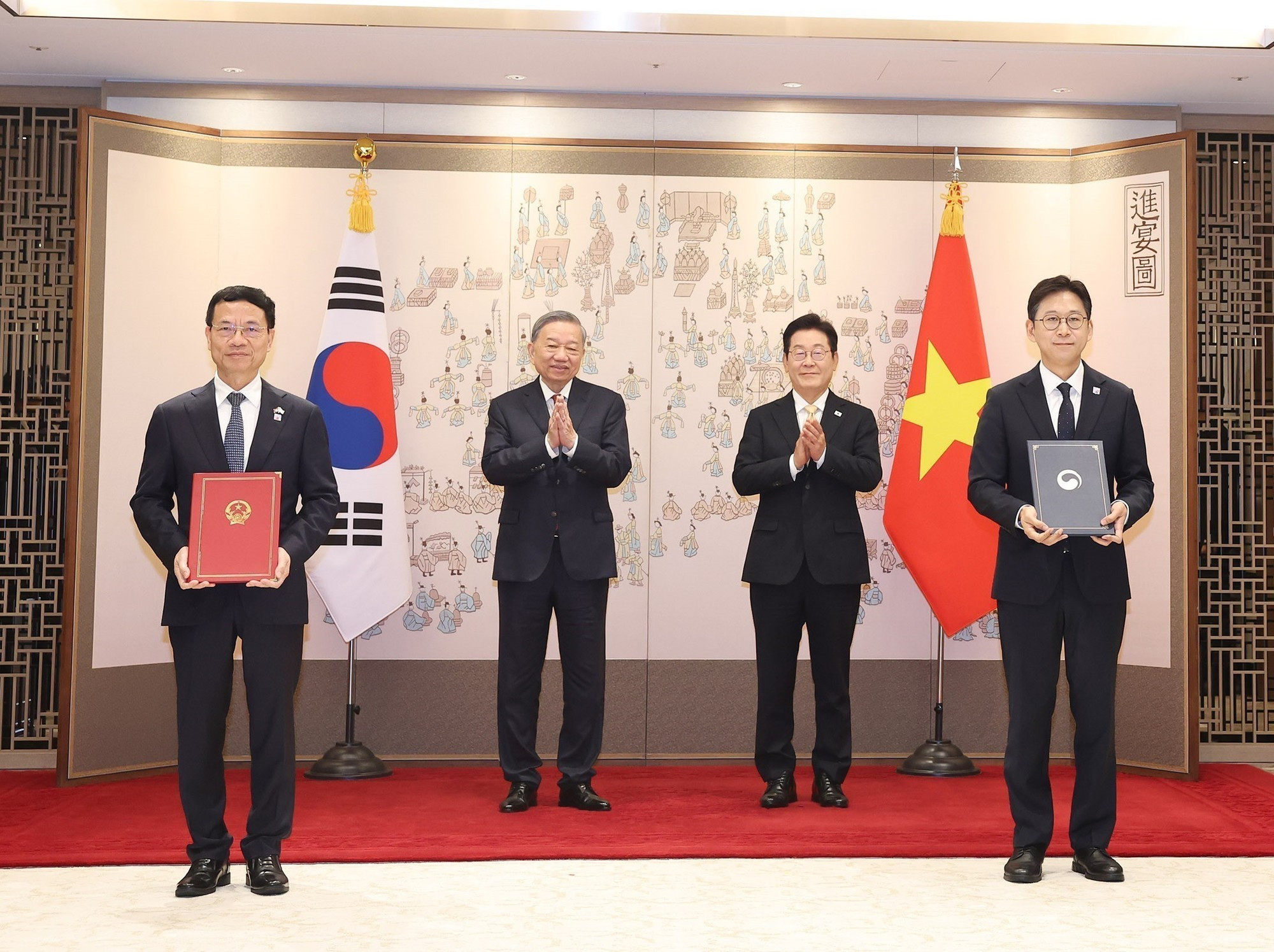 El secretario general del Partido Comunista de Vietnam, To Lam, y el presidente surcoreano, Lee Jae Myung, presencian la firma de un memorando de entendimiento entre el Ministerio de Ciencia y Tecnología de Vietnam y el Ministerio de Ciencia, Tecnología de Información y Comunicación de Corea del Sur.