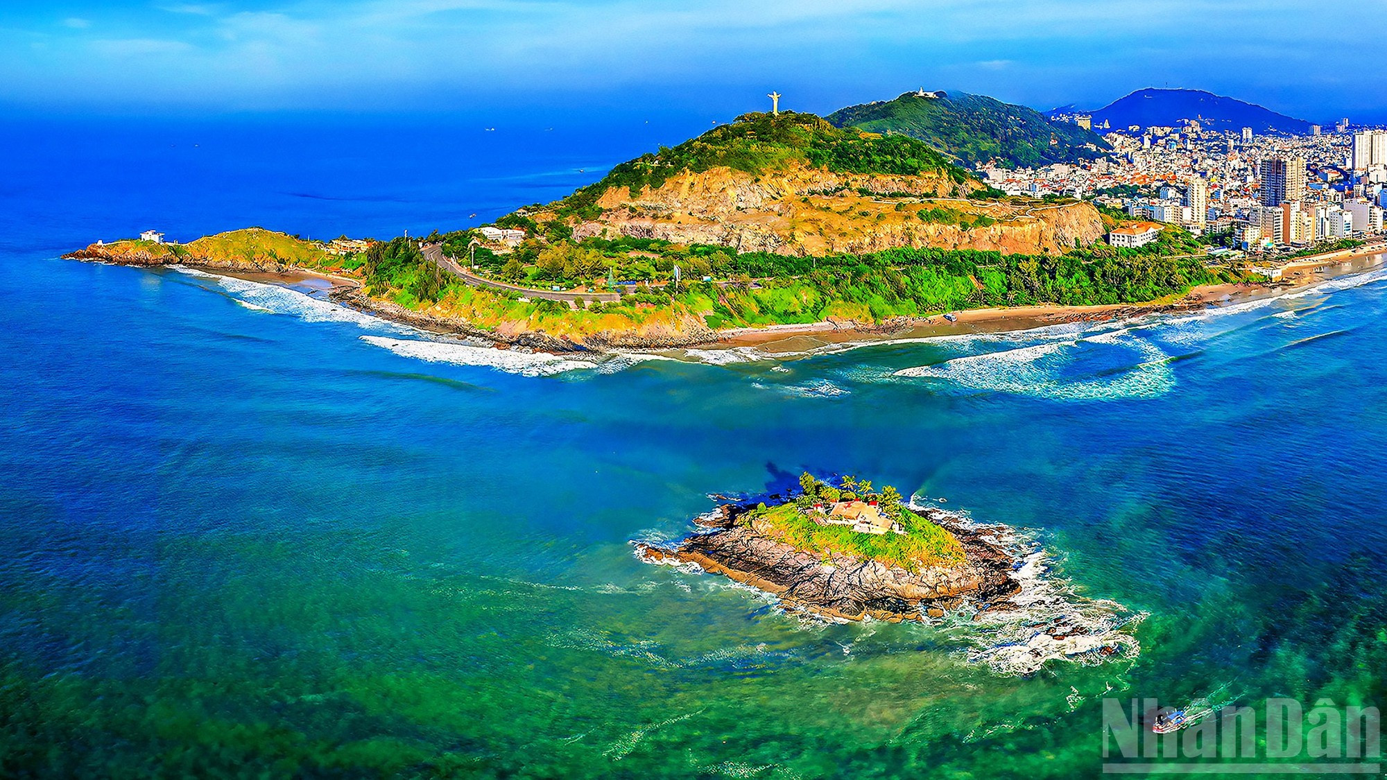 En el cabo de Nghinh Phong, el islote Hon Ba emerge como un punto focal en medio del mar. Al romper contra la costa, las olas forman una suerte de encaje blanco, creando una escena tan majestuosa como poética. Cuando la marea baja, emerge un sendero rocoso que permite visitar un antiguo templo.