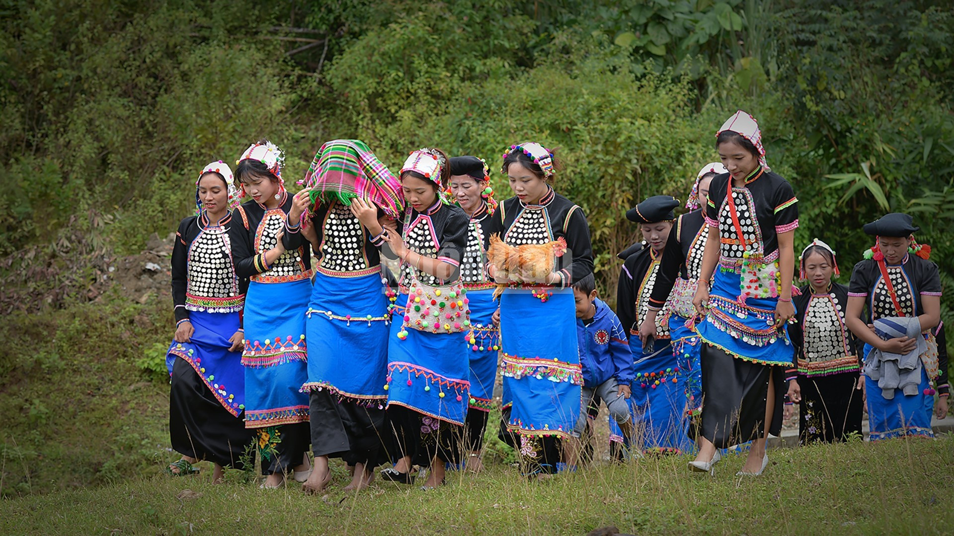 Amigos y familiares acompañan a la novia en el rito de incorporación a la familia del novio.