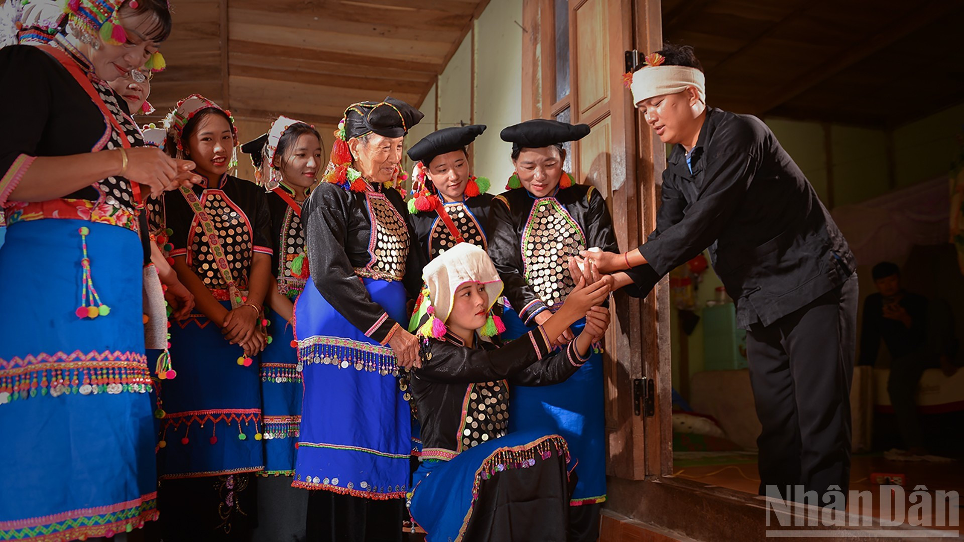 El novio toca la mano de la novia.