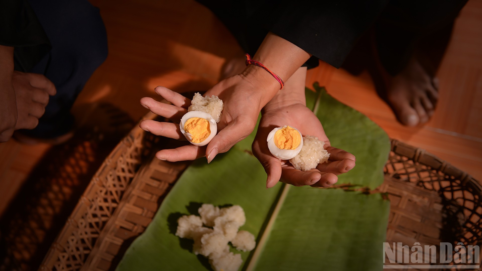 El chamán entrega huevo cocido y arroz glutinoso al novio.