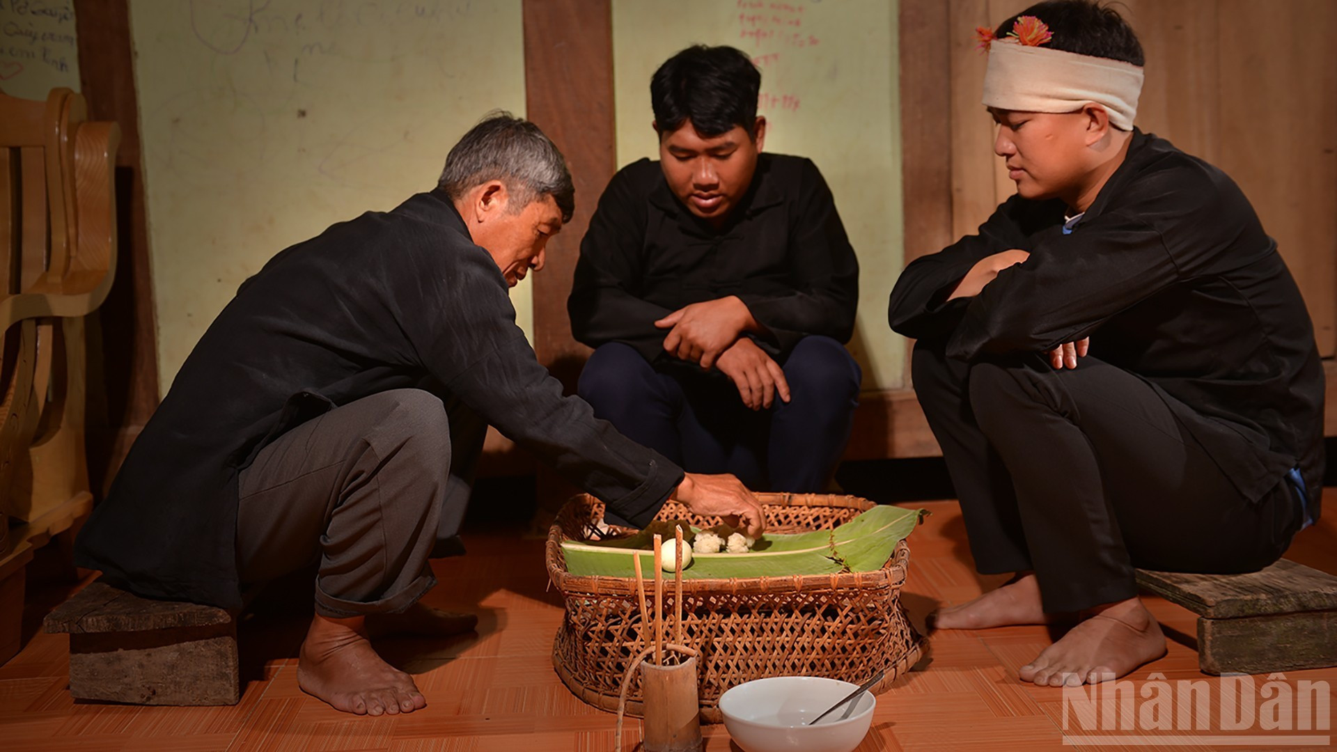 El chamán realiza la ceremonia.
