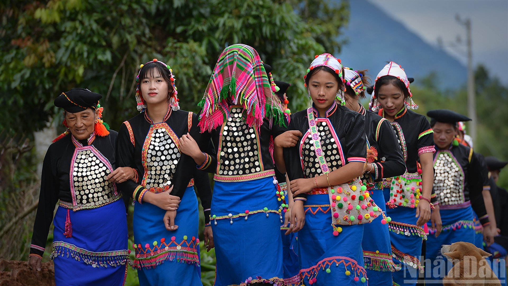 El séquito de la familia de la novia la acompaña a la casa del esposo.