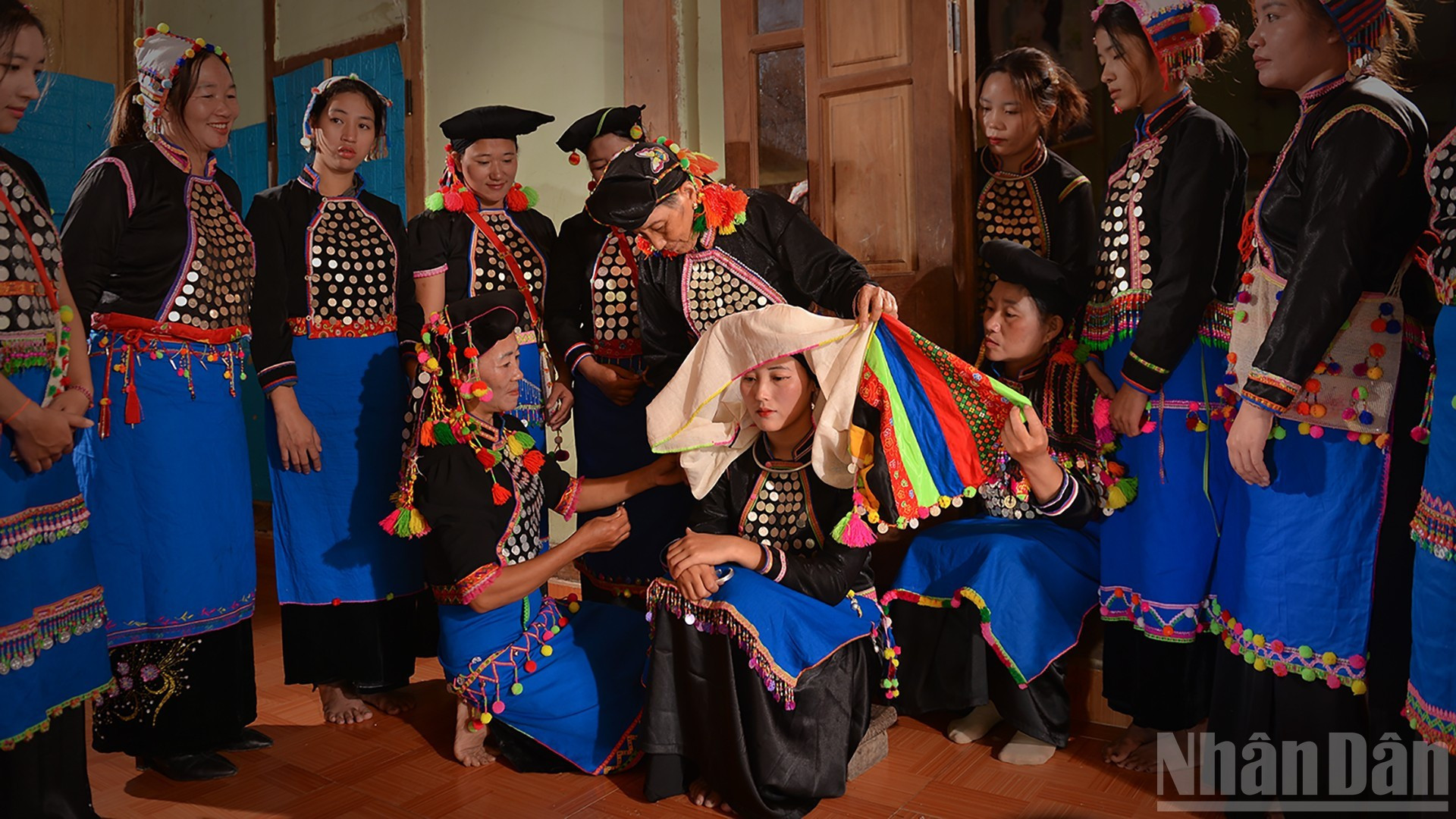 Las mujeres casadas llevan el cabello envuelto en un pañuelo.