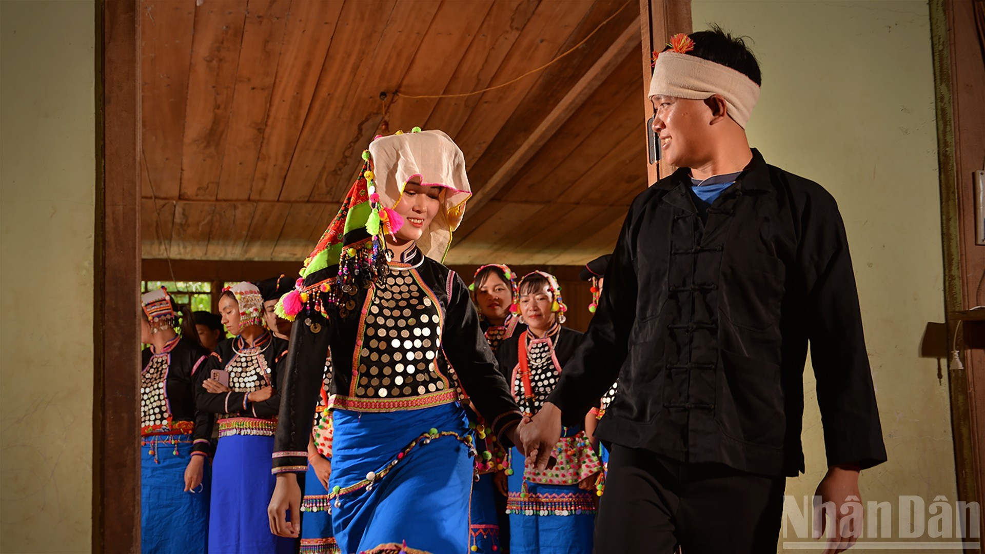 El novio recibe a la novia en la casa.