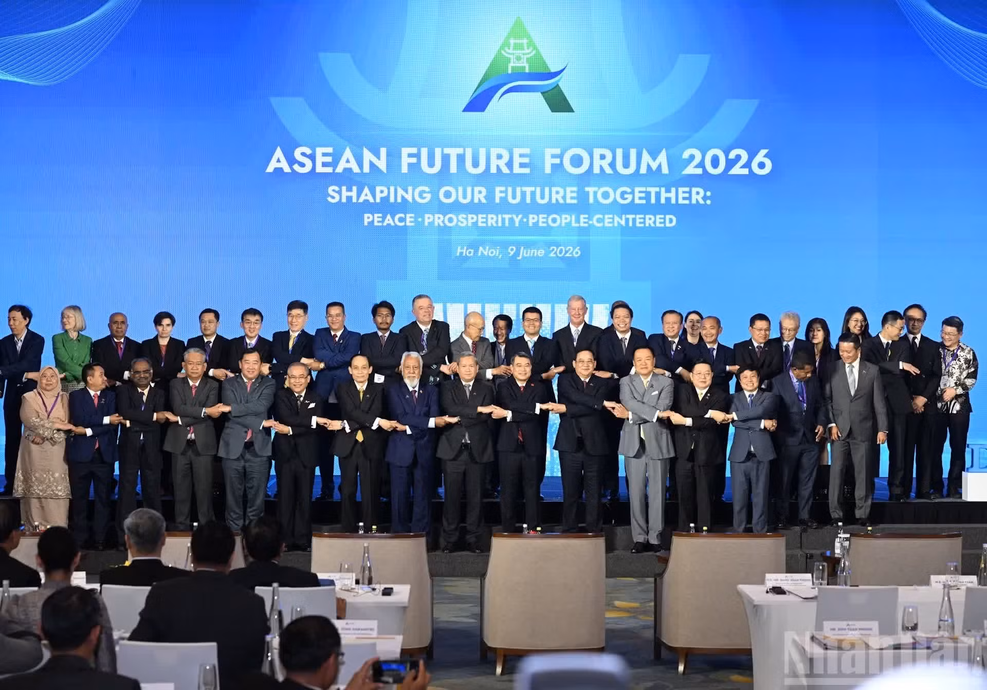 Los primeros ministros de Vietnam, Le Minh Hung; Laos, Sonexay Siphandone; Camboya, Hun Manet; Timor Oriental, Kay Rala Xanana Gusmão; y de Tailandia, Anutin Charnvirakul, y los asistentes al evento.