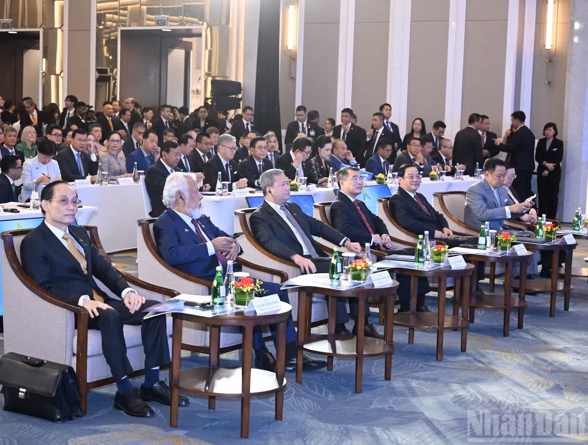 Los primeros ministros de Vietnam, Le Minh Hung; Laos, Sonexay Siphandone; Camboya, Hun Manet; Timor Oriental, Kay Rala Xanana Gusmão; de Tailandia, Anutin Charnvirakul, asisten al evento.