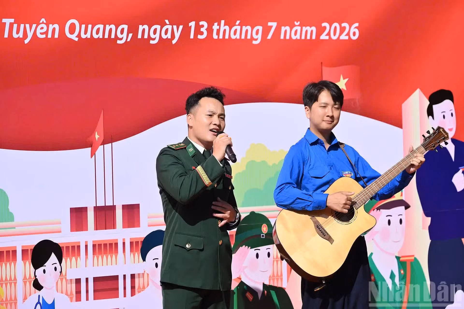 Los espectáculos artísticos incluyen canciones profundamente arraigadas en la cultura de las montañas del norte, que evocan la belleza de los paisajes, de sus habitantes y el espíritu de unidad de las comunidades étnicas vietnamitas. Cabe destacar que las interpretan oficiales y soldados de la guardia fronteriza, así como jóvenes y niños destacados de la localidad.