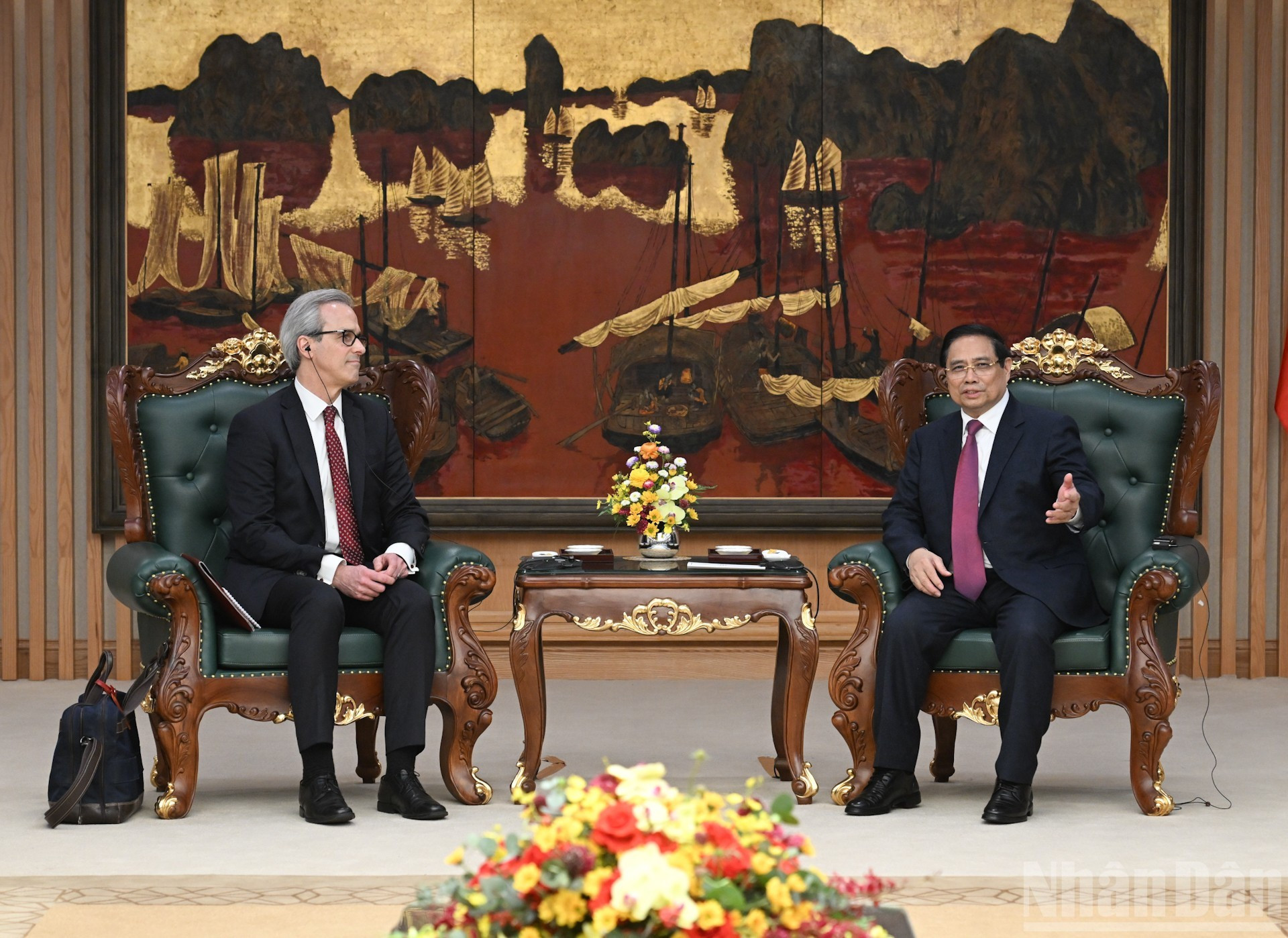 El premier Pham Minh Chinh conversa con el director de Gobernanza Internacional de los Océanos y Pesca Sostenible de la CE, Fernando Andresen Guimaraes.