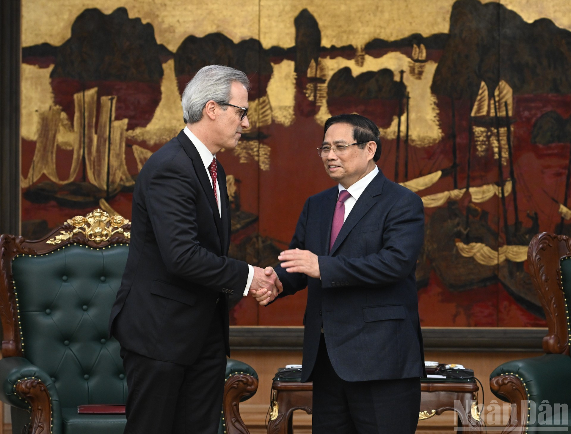 El premier Pham Minh Chinh recibe al director de Gobernanza Internacional de los Océanos y Pesca Sostenible de la CE, Fernando Andresen Guimaraes.