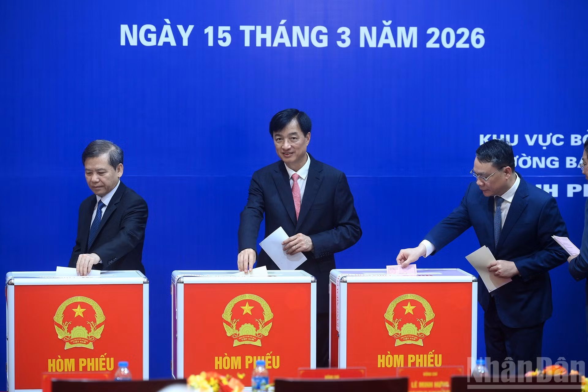 El secretario del PCV en Hanói, Nguyen Duy Ngoc, vota por elegir diputados a la XVI Legislatura de la Asamblea Nacional y de miembros de los Consejos Populares para el período 2026-2031.