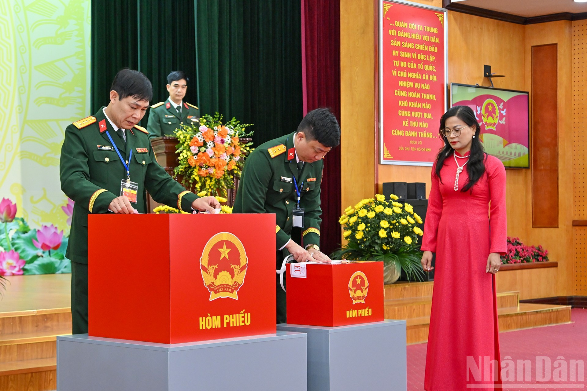 Los oficiales realizan inspecciones y sellan las urnas electorales.