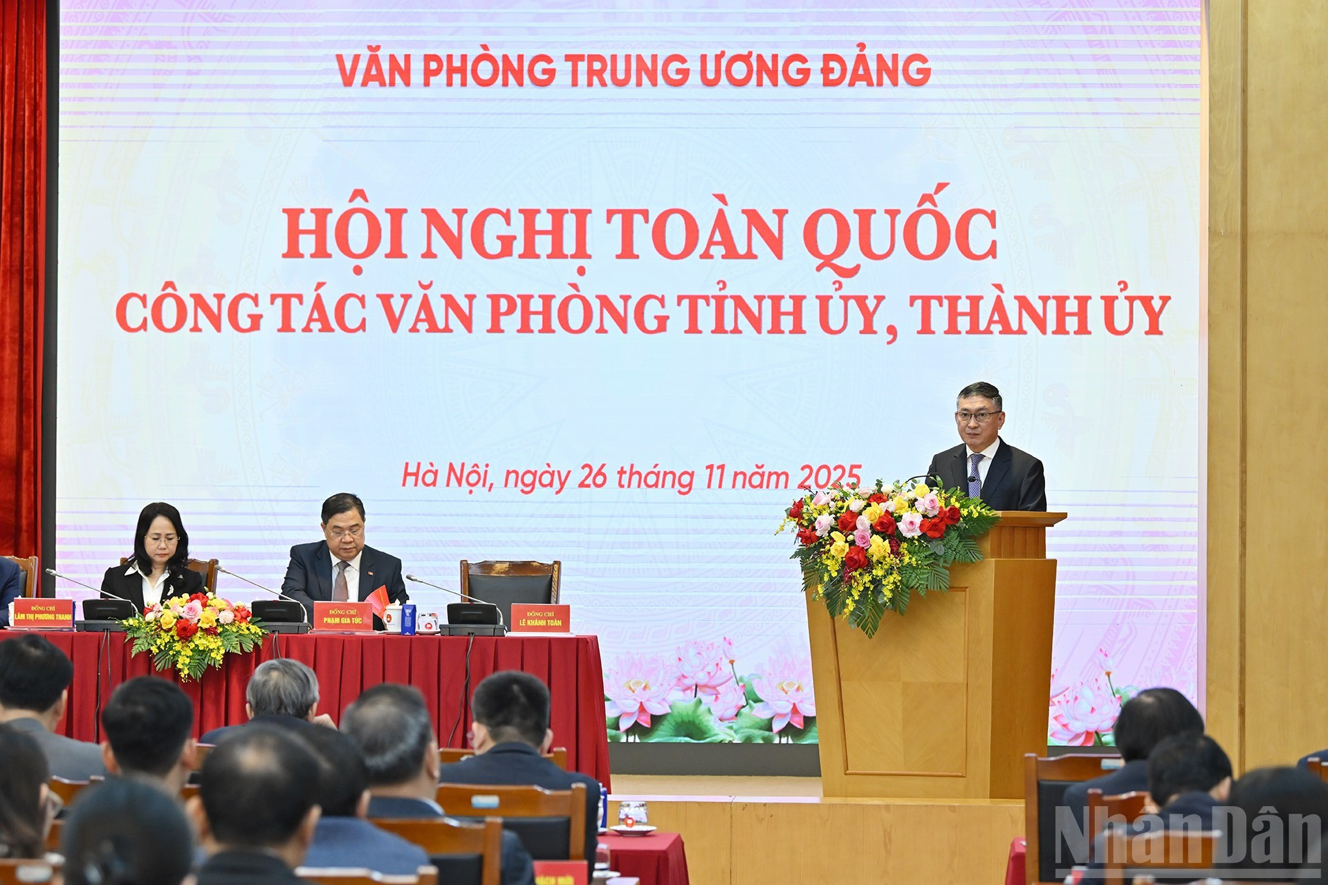 El subjefe de la Oficina del Comité Central del PCV, Le Khanh Toan, presenta un informe en el evento.