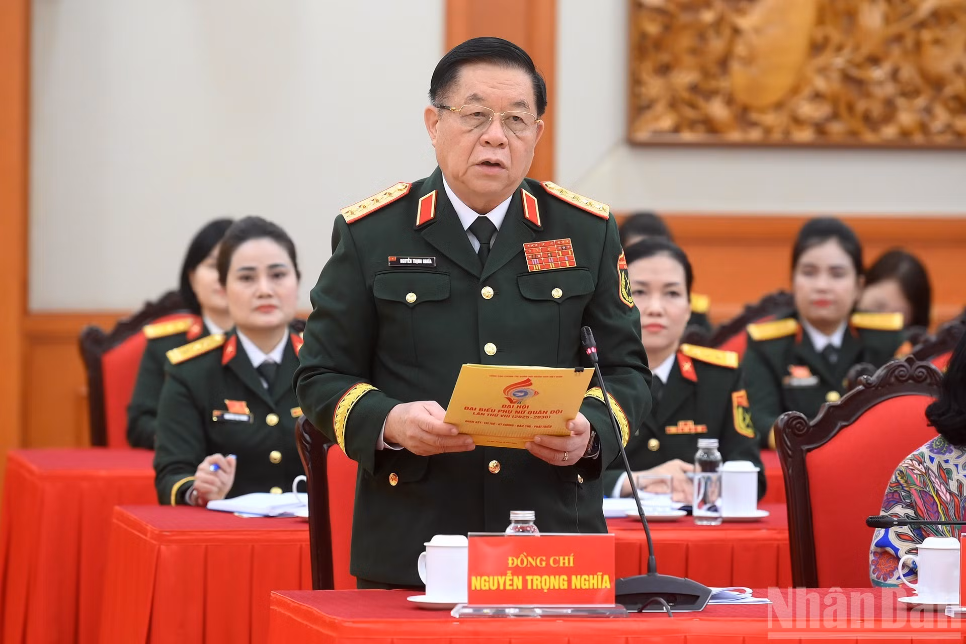 El general Nguyen Trong Nghia, miembro del Buró Político, secretario del Comité Central del Partido Comunista de Vietnam y jefe de la Dirección General de Política del Ejército Popular de Vietnam, pronuncia un discurso en la reunión.