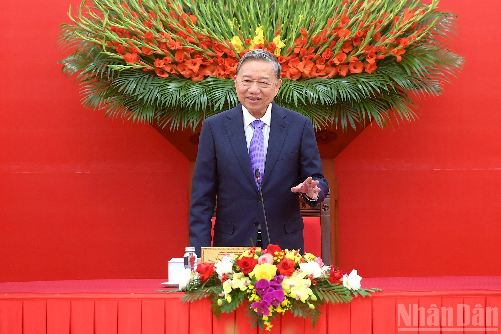 El secretario general To Lam toma la palabra en la cita.