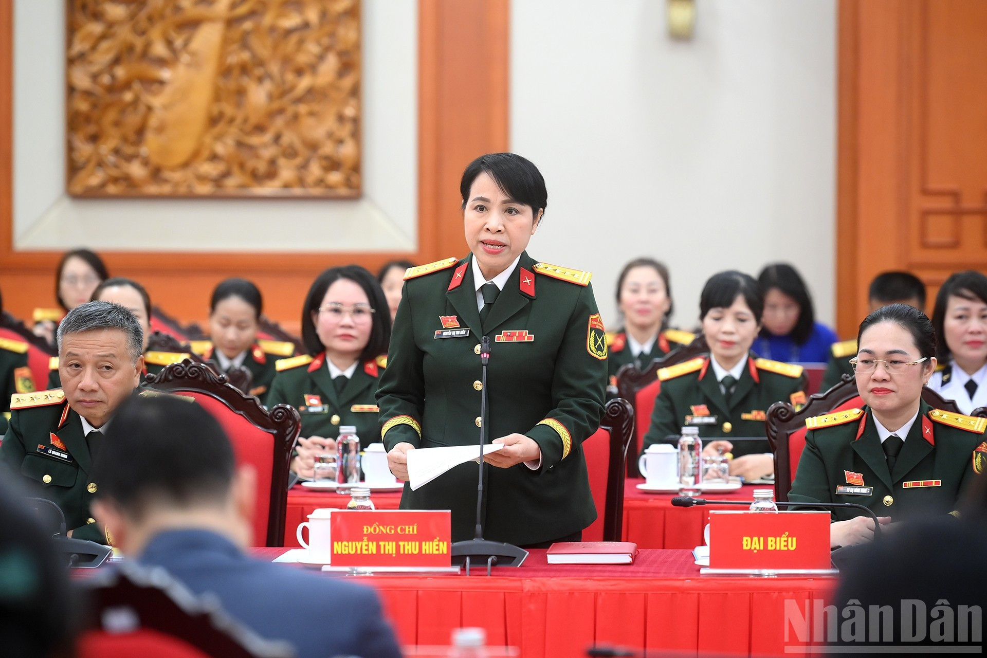 Una representante habla en la cita.