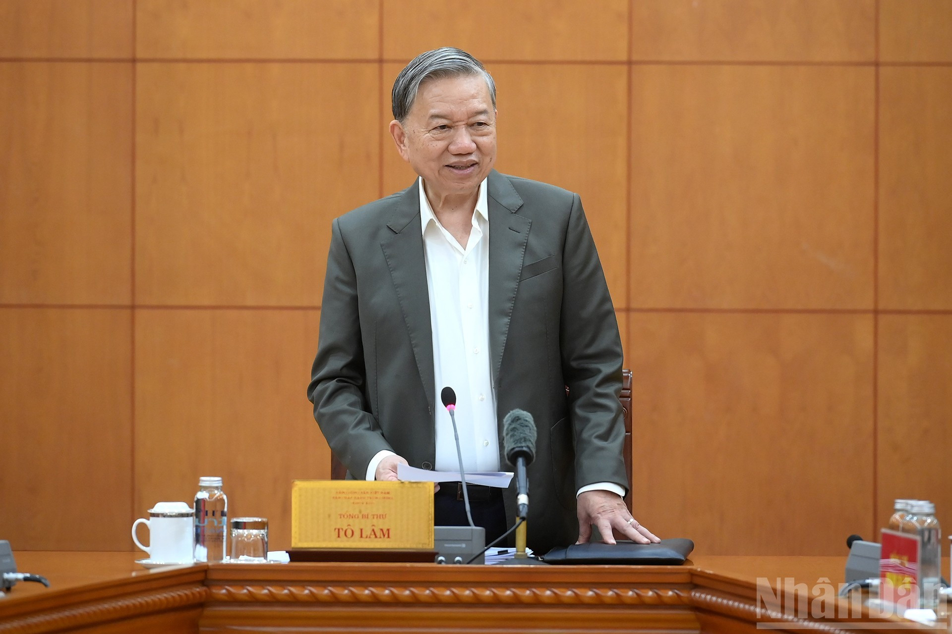 El secretario general To Lam toma la palabra en el evento.