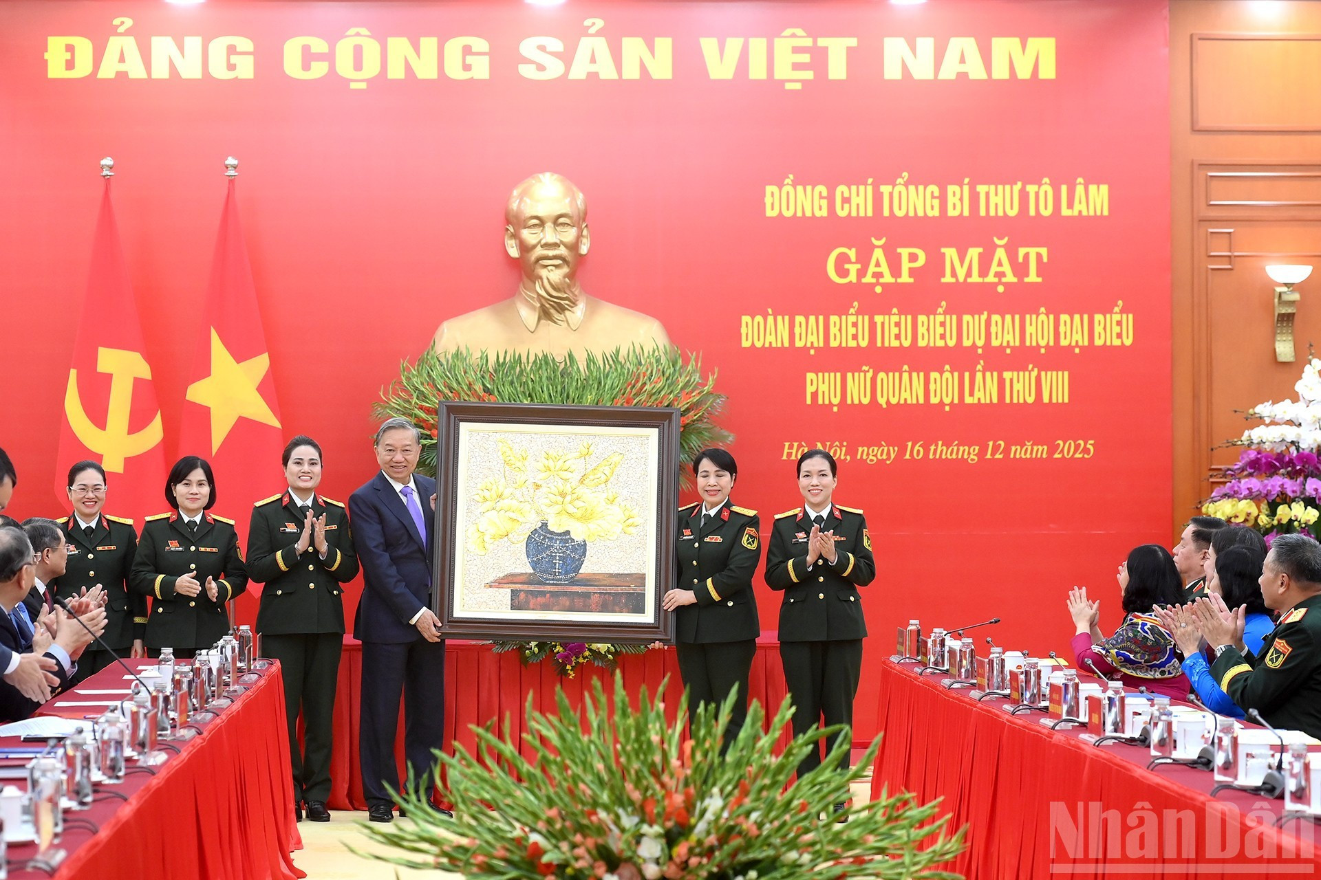El secretario general To Lam entrega regalo a la delegación de mujeres en el Ejército.