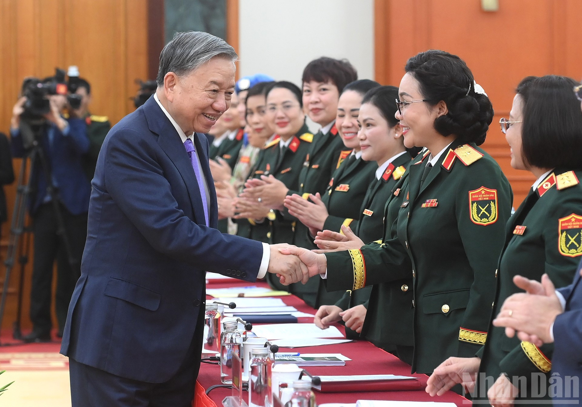 El líder partidista To Lam saluda a las delegadas.