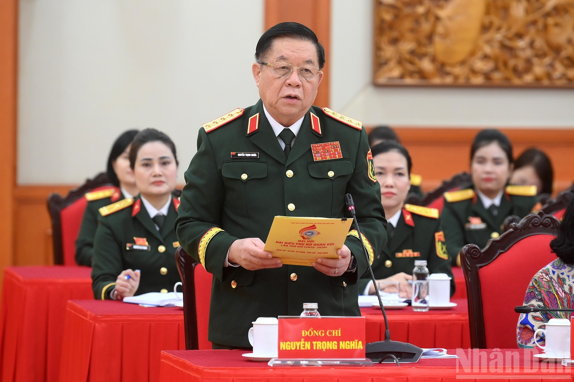 El general Nguyen Trong Nghia, miembro del Buró Político, secretario del Comité Central del Partido Comunista de Vietnam y jefe de la Dirección General de Política del Ejército Popular de Vietnam, pronuncia un discurso en la reunión.