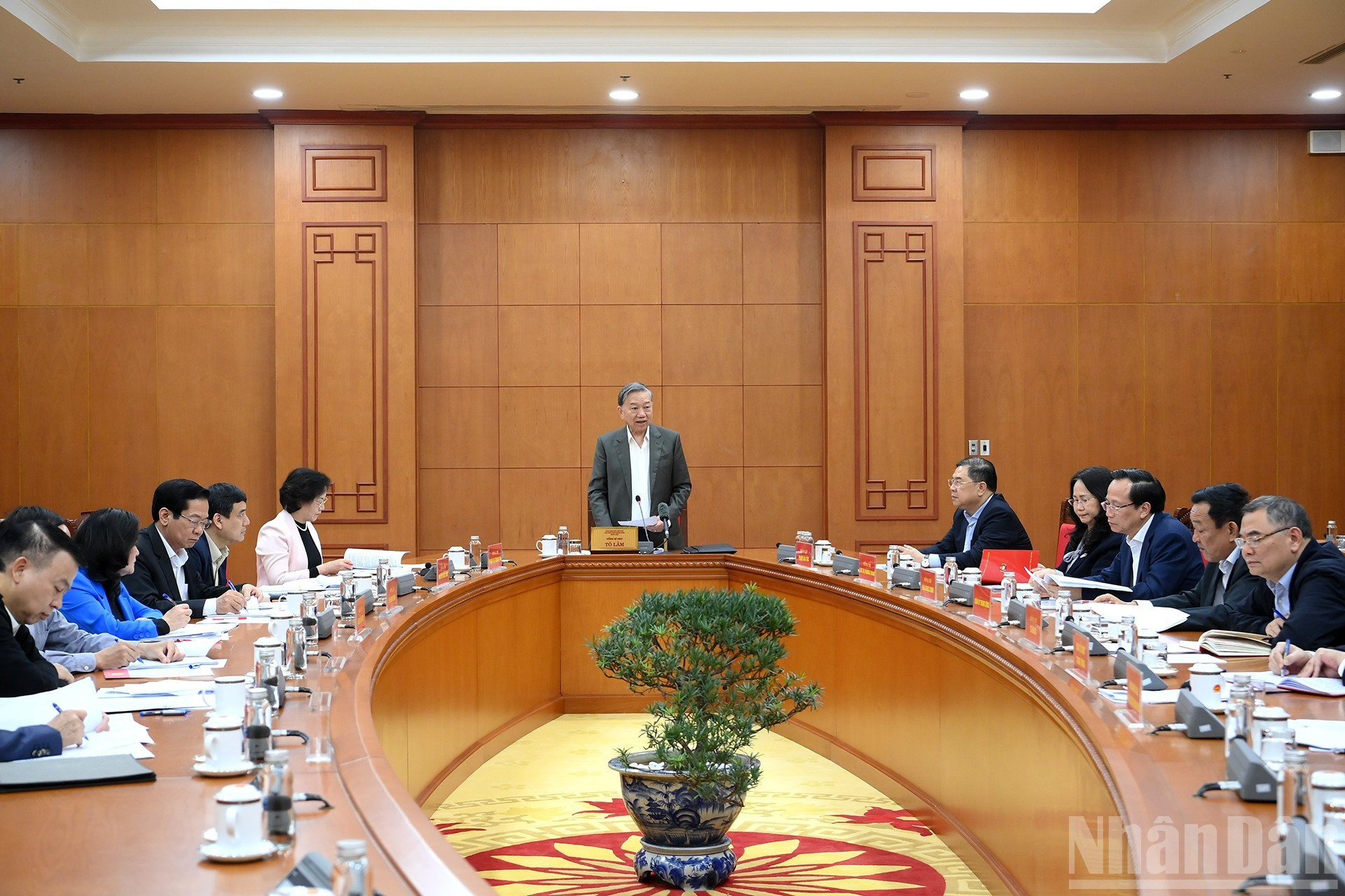 El líder partidista vietnamita dirige la reunión.