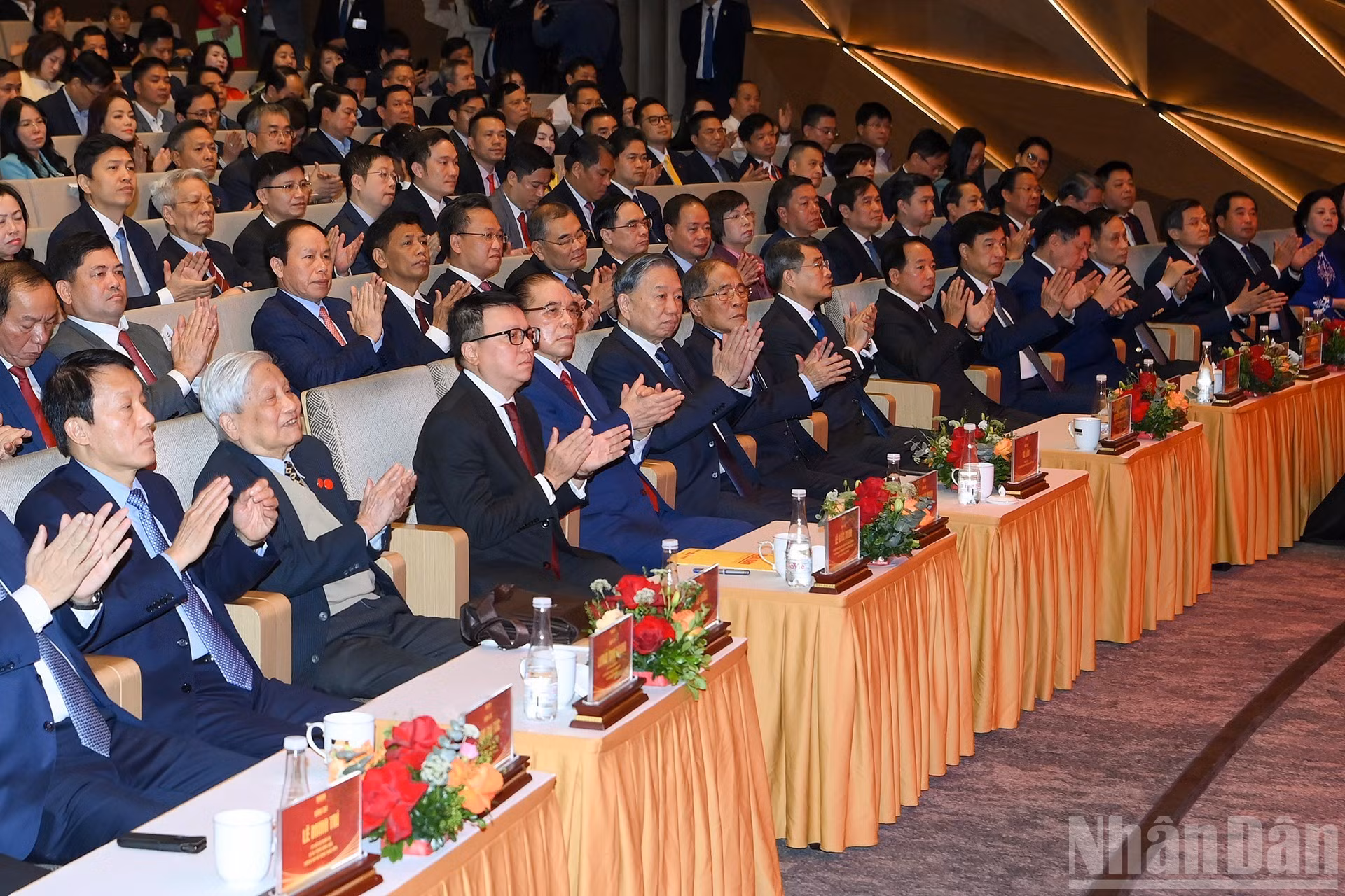 El dirigentes y exlíderes del Partido y del Estado en el acto conmemorativo.