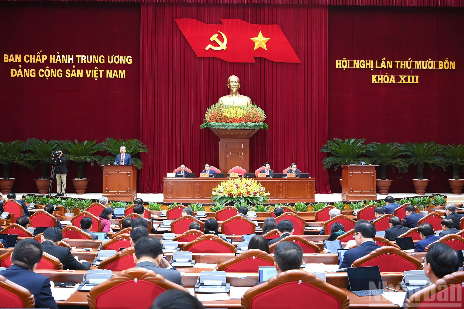 El acto inaugural del 14º Pleno del XIII Comité Central del Partido Comunista de Vietnam se celebra en Hanói.