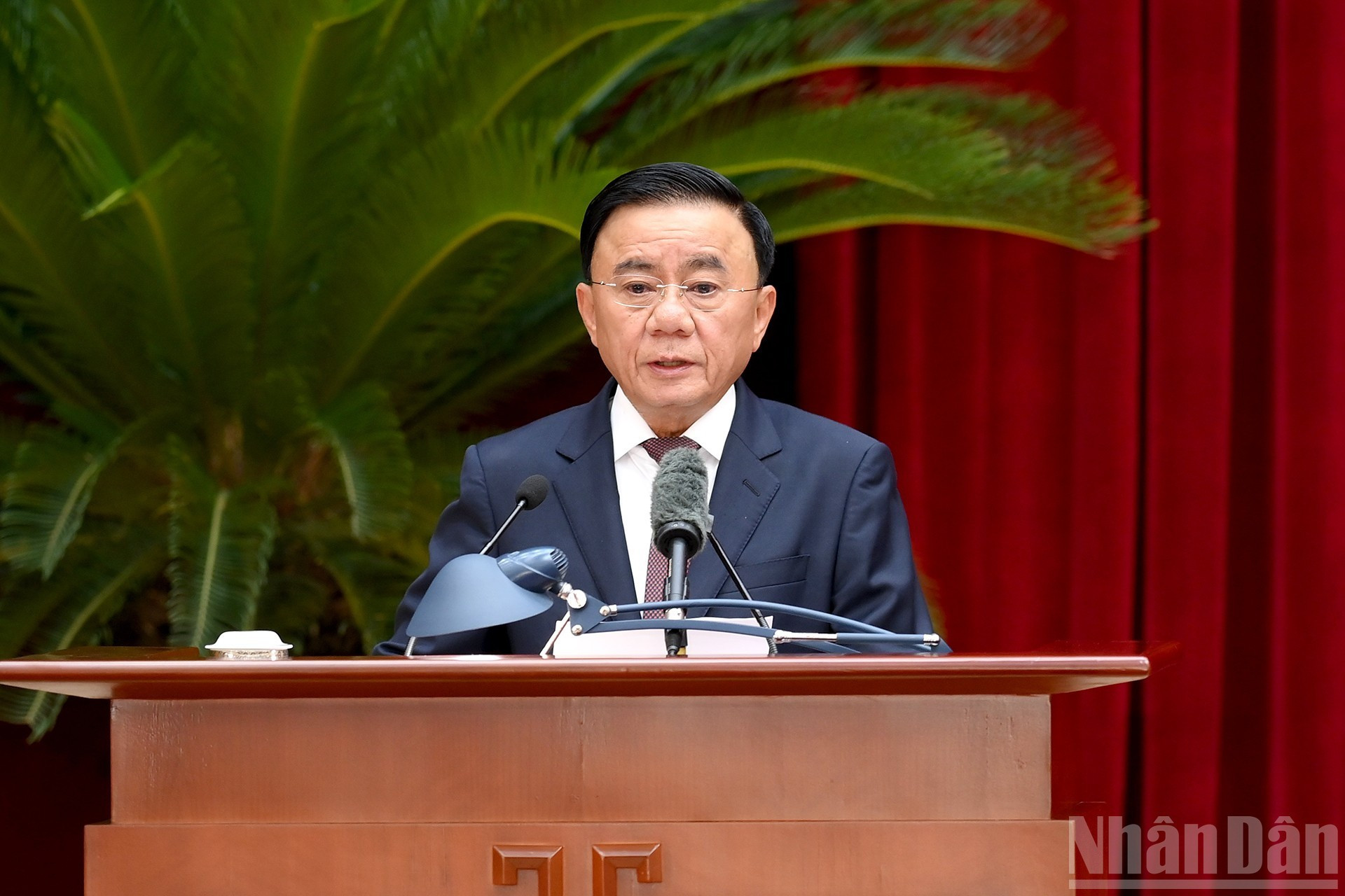 El miembro del Buró Político y miembro permanente de la Secretariado, Tran Cam Tu, presenta la agenda del evento.