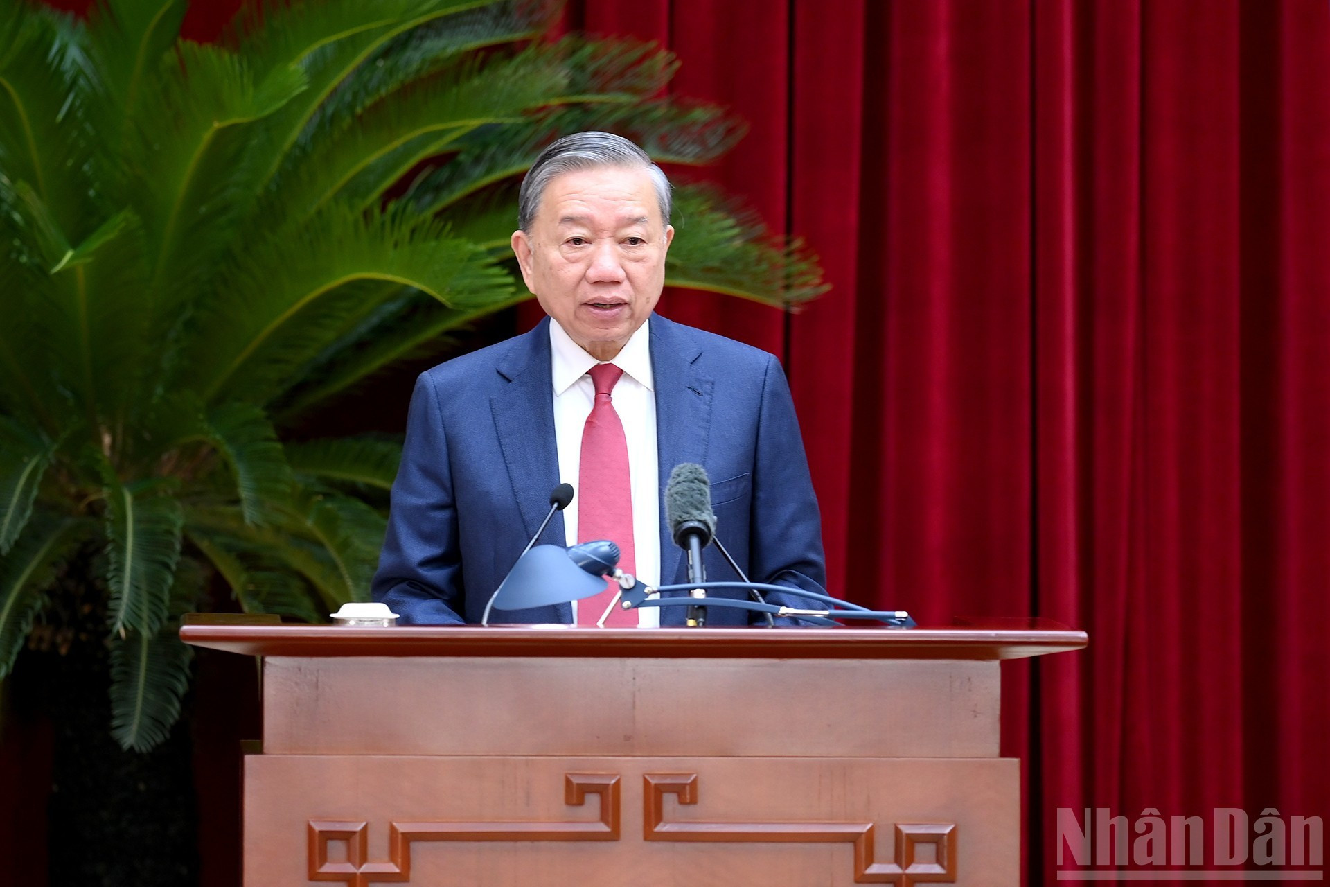 El secretario general del Partido Comunista de Vietnam, To Lam, toma la palabra.